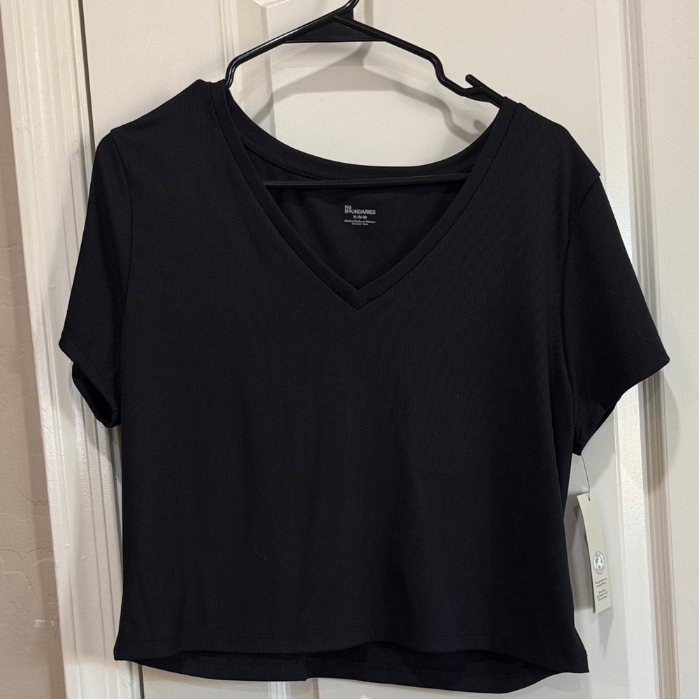 No Boundaries Classic Black V-Neck Crop Top NWT / M54